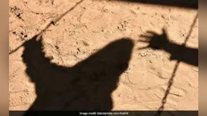 घरेलू विवाद में पति ने पत्नी को घर से बाहर फेंक दिया, ऊंचाई से नीचे झोपड़ी में गिरने से पत्नी को आयी गंभीर चोट