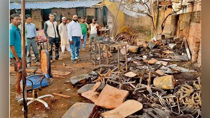 फर्नीचर गोदाम में लगी आग चार लाख रुपये का नुकसान