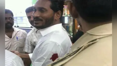 सेल्फी लेने के बहाने जगनमोहन के पास पहुंचा वेटर, कर दिया चाकू से हमला