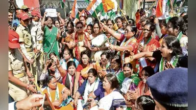 रांची : पुलिस और महिला कांग्रेस के बीच नोकझोंक, हुई गिरफ्तारी