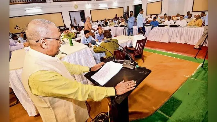 पटना : 333 करोड़ रुपये घाटे का बजट पास, अंदर चल रही थी बजट पर बैठक, बाहर चल रहे थे लाठी-डंडे