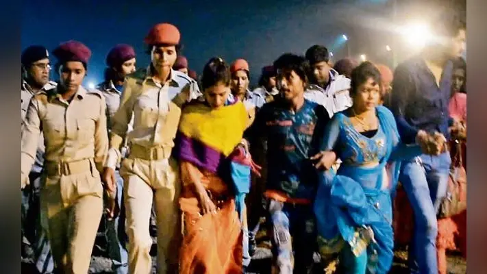 वैशाली : खेसारी लाल के कार्यक्रम में पथराव, कई पुलिसकर्मी जख्मी, रोये खेसारी लगाया इस पर आरोप, देखें VIDEO
