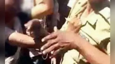 पटना में बीच रोड पर भिड़े दो पुलिसकर्मी, महिला कांस्टेबल को पुलिस जवान ने जमकर पीटा