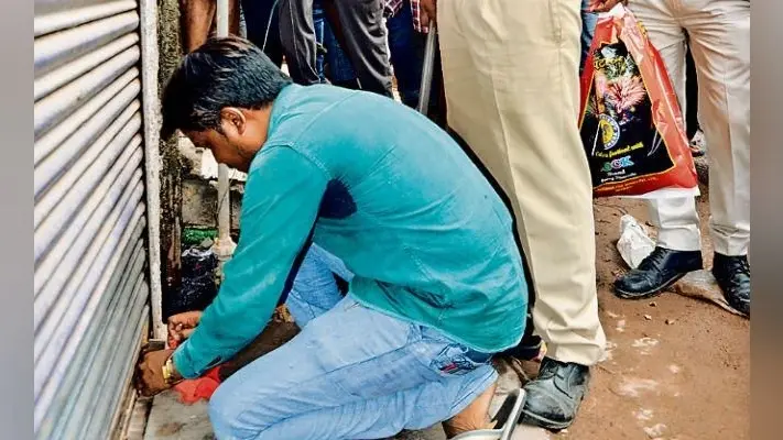 पटना सिटी : आठ पटाखा दुकानों को किया गया सील, 11 गिरफ्तार, दुकानों के गिरे शटर