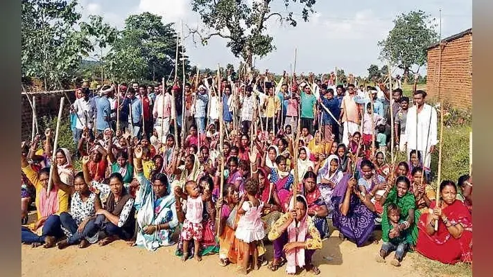 गोला : सीओ व सीआइ को बंधक बना कर पीटा