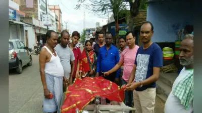 जब अंतिम समय में अपनों ने छोड़ा साथ तो, गैरों ने कंधा देकर किया अंतिम संस्कार