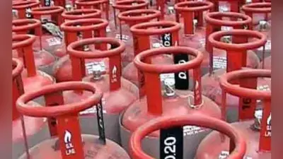 सब्सिडीयुक्त रसोई गैस सिलेंडर तीन रुपये और बिना सब्सिडी वाला सिलेंडर 60 रुपये महंगा