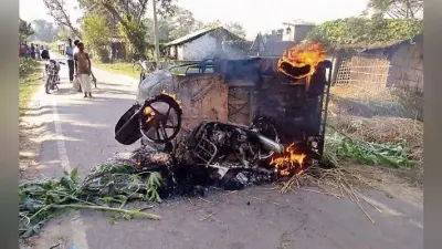 सीतामढ़ी : हत्या आरोपित के घर पर हमला, बाइक-ऑटो फूंके
