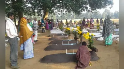 गुमला : मृत आत्माओं को याद करने का दिन है कब्र पूजा