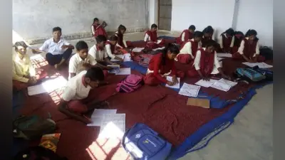 गुमला : स्पीकर के गांव के कॉलेज में बेंच-डेक्स नहीं, शौच के लिए खेत में जाती हैं छात्राएं