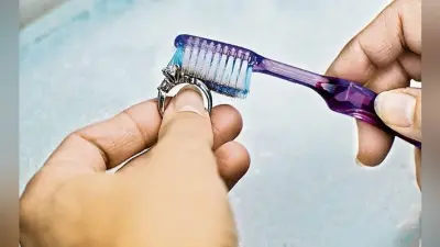 ठगों से बचें घरेलू महिलाएं, जानें कैसे खुद करें गहनों की सफाई