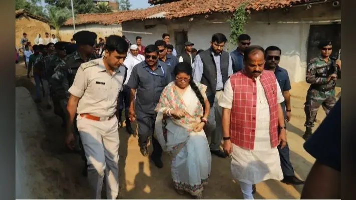 मुख्यमंत्री रघुवर ने दिया वीर बुधु भगत के कच्चे मकान को पक्का बनाने का दिया निर्देश