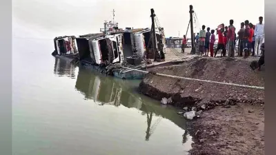 साहिबगंज : समदा घाट में एलसीटी से पलटा आठ हाइवा, दो डूबने की आशंका