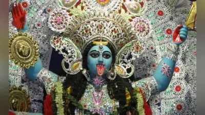 शक्ति की देवी मां काली की पूजा आज, पूजन से रोग व भय का होता है नाश