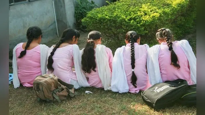 लड़कियों के कपड़े उतरवाने वाली स्कूल की प्राचार्य और शिक्षिका निलंबित