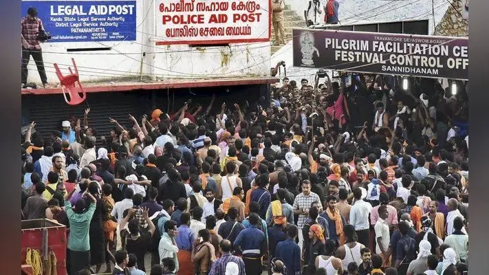 प्रदर्शनकारियों ने महिलाओं को सबरीमाला में प्रवेश से रोका, टीवी के कैमरामैन पर हमला