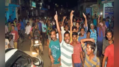 नौ जुआरी गिरफ्तार, विरोध में सड़क पर उतरे समर्थक, लगाये नारे, की आगजनी