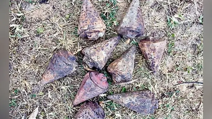 चतरा : फगुआ पहाड़ी में मिले नौ बम व कार्बाइन
