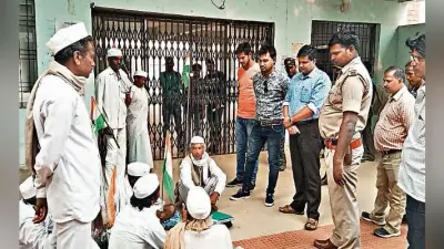 मांडर : टानाभगतों ने प्रखंड मुख्यालय के गेट पर की तालाबंदी, दिया धरना