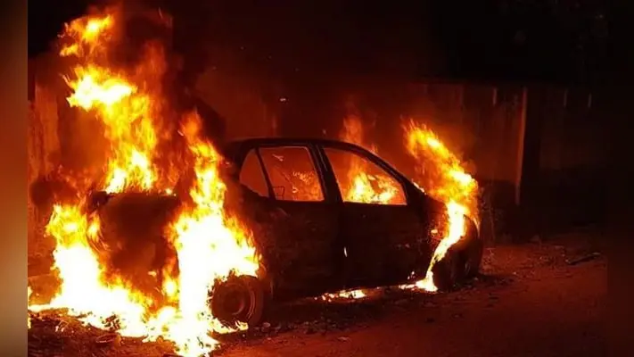 Diwali की रात बोकारो में पटाखे की चिंगारी से जलकर राख हुई कार