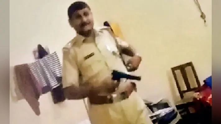 बिहार : गोपालगंज में थाने में तैनात दारोगा का रिश्वत मांगते वीडियो वायरल, निलंबित