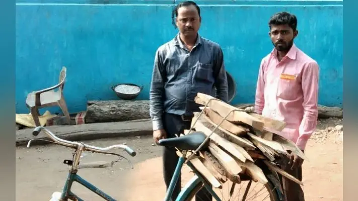 50 वर्षों से आम की लकड़ियों का निशुल्क वितरण करते आ रहे हैं केसर महतो के परिजन