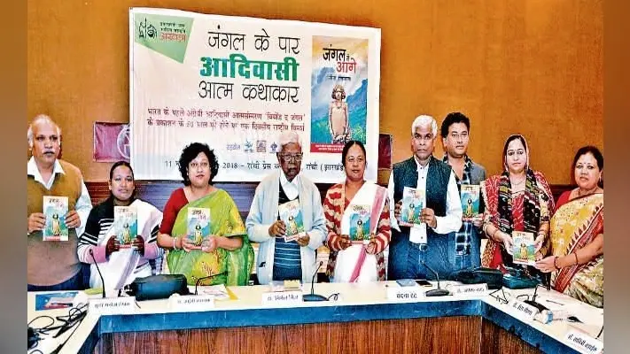 रांची : आदिवासी अपनी मातृभाषा के साथ राष्ट्रीय व अंतरराष्ट्रीय भाषा में भी लिखने की पहल करें