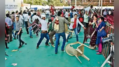 रांची : कार्यक्रम स्थल के बाहर टुकड़ों में बंट कर पारा शिक्षकों ने किया बवाल, पुलिस ने चलायी लाठी, शिक्षकों ने किया पथराव