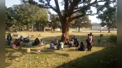 गुमला : स्कूल के सामने हड़िया बाजार, बगल में कस्तूरबा गांधी आवासीय बालिका विद्यालय भी