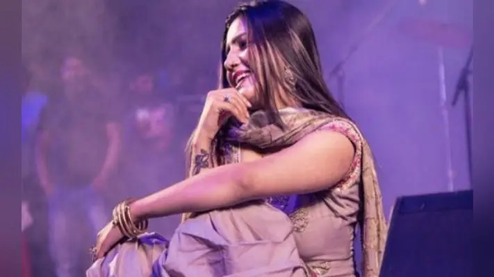 फिर हरियाणवी डांसर सपना चौधरी के शो में मचा बवाल, चल गयी गोली