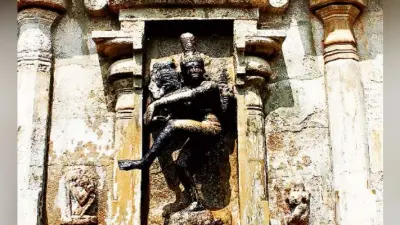 मंदिर परिसर में एक कवयित्री