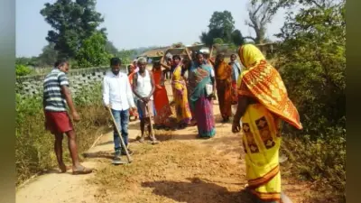 सिमडेगा : ग्रामीणों ने श्रमदान कर दो किलोमीटर सड़क का किया मरम्मत