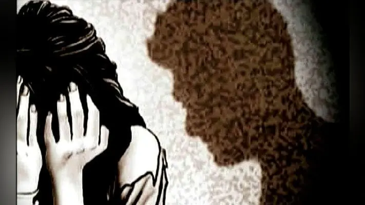 चिकित्सक ने शादी का झांसा देकर साझीदार महिला को बनाया मां, फिर शादी से किया इनकार, जन्मी बेटी पर जमाया कब्जा