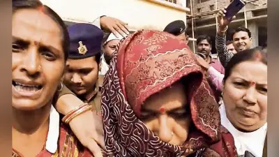 बेगूसराय आर्म्स एक्ट मामला : …जब पूर्व मंत्री मंजू वर्मा ने किया सरेंडर, अपने चेहरे को ढक कर ऑटो से मंझौल कोर्ट पहुंचीं