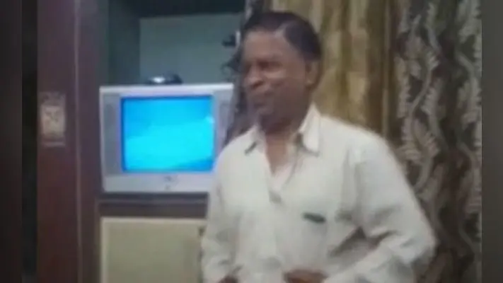 प्रयागराज में शराब पीकर डांस करना अधिकारियों को पड़ा महंगा