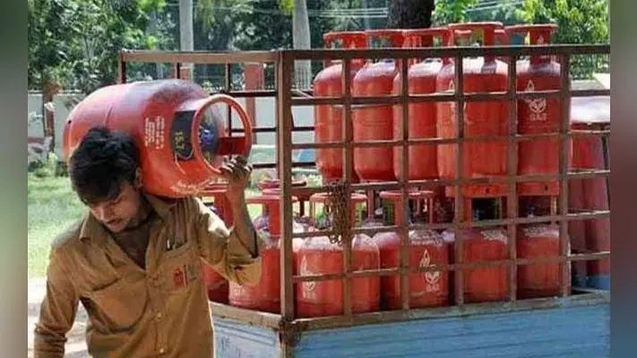 LPG Gas Price in Bihar: रसोई का बिगड़ा बजट, पिछले साल की तुलना में 30 प्रतिशत बढ़ी गैस सिलिंडर की कीमत