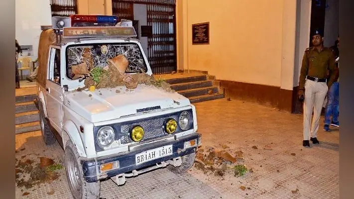 पटना : महिला ने जमकर हंगामा किया, कांस्टेबल से की मारपीट, पुलिस जीप पर पथराव कर किया क्षतिग्रस्त