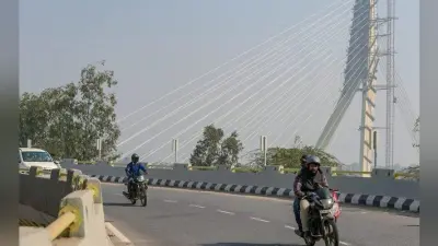 दिल्ली के सिग्नेचर ब्रिज पर फिर हुआ हादसा, एक युवक की मौत, एक घायल