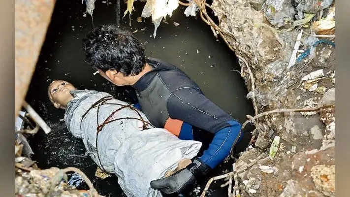दिन भर हुई नाले की सफाई व खोजबीन, पर नहीं मिला बच्चा, ‘प्लास्टिक बेबी’ भी नहीं बता पाया दीपक का पता
