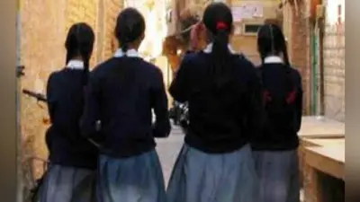 स्कूल व कॉलेज खुले, पहले दिन कम संख्या में पहुंचे छात्र-छात्राएं