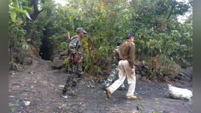 बोकारो : अवैध कोयला उत्खनन, सुरंग धंसने से 12 लोग दबे, दो शव ले भागे ग्रामीण