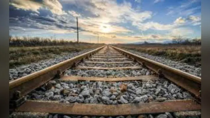 गया-धनबाद रेल रूट पर जल्द 160 की स्पीड से दौड़ेंगी ट्रेनें, रेलखंड से हटाये गये कॉशन, बदली जा रही पटरियां