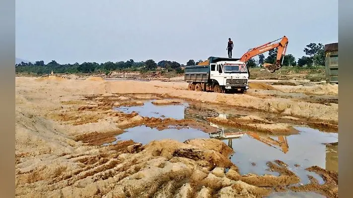 बुढ़मू : लीज समाप्त होने के बाद भी हो रहा बालू का उठाव