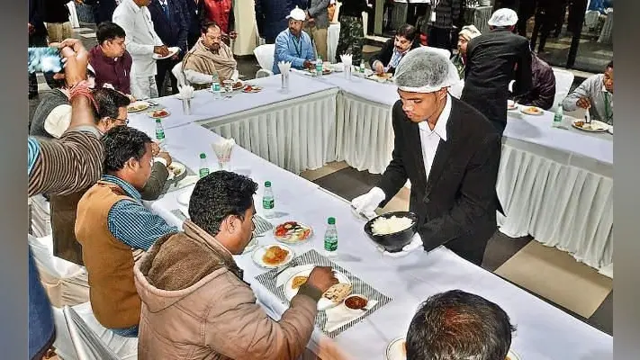 रांची : ….जब सीएम रघुवर दास ने किया किसानों के साथ भोजन