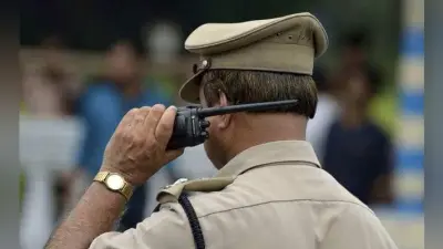 जेल गेट खुलने के इंतजार में खड़ी बस से कैदी फरार