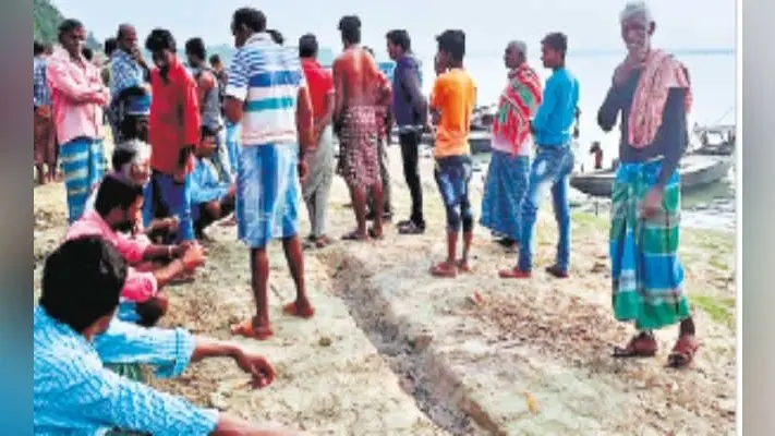 मालदा : इनके डर से पानी में जाने से डरने लगे है मछुवारे