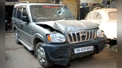 बिहार : शराब से भरी स्कॉर्पियो को छोड़कर कूदे तस्कर, पेड़ से टकरायी वाहन
