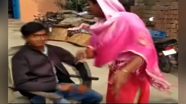 भरी पंचायत में पति के तीन तलाक बाेलते ही बीबी ने जड़ा तमाचा और तभी…