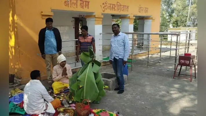 गुमला : जीते जी मां ने मांगी थी मन्नत, मन्नत पूरी हुई तो डीआईजी बेटे ने की पूजा