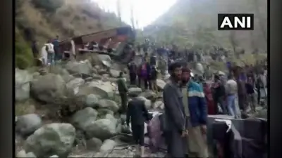 VIDEO जम्मू-कश्मीर : खाई में गिरी बस, 11 की मौत, कई यात्री घायल